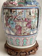 Vaas - Keramiek, Famille Rose , Canton — Imposante vaas met, Antiek en Kunst