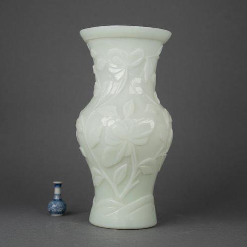 Vaas - Glas - China - Qianlong (1736-1795) - Lichte jade, Antiek en Kunst, Antiek | Overige Antiek