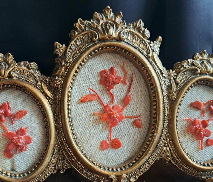 Vitrinelijst - Hout, Textiel, corallo - Een lijst in barokke, Antiek en Kunst, Curiosa en Brocante