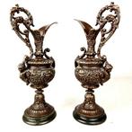 Paire de vases en régule patiné bronze sur socle en marbre, Antiquités & Art