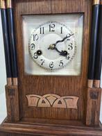 Horloge de table avec sonnerie aux quarts. - chêne, laiton,