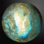 Sphère sculptée et polie Labradorite. - Hauteur : 72 mm -