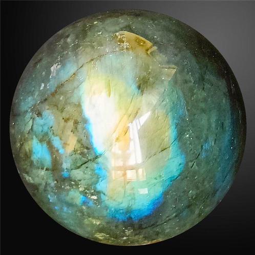 Sphère sculptée et polie Labradorite. - Hauteur : 72 mm -, Verzamelen, Mineralen en Fossielen