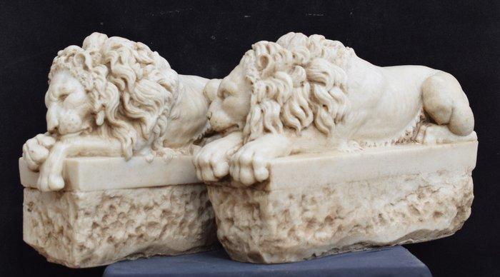 sculptuur, Coppia di Leoni “Il Dormiente” e “Il Vegliante”, Antiek en Kunst, Antiek | Keramiek en Aardewerk