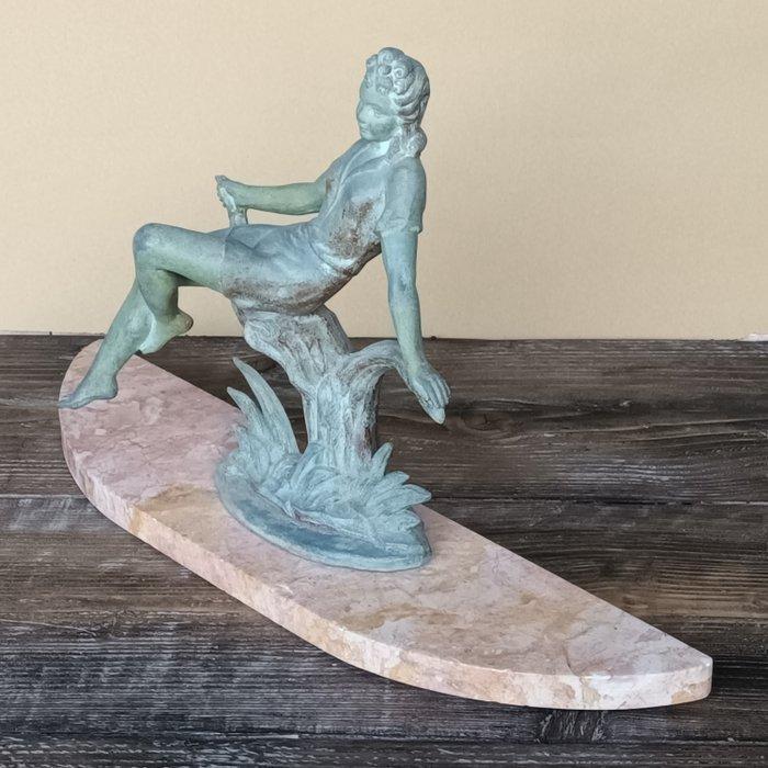 Beeld, Dame zittend op boomstronk - 45 cm - Marmer, spelter, Antiek en Kunst, Kunst | Designobjecten