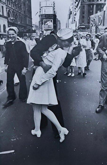 Alfred Eisenstaedt - V-J Day in Times Square, 1945., Antiquités & Art, Art | Peinture | Moderne