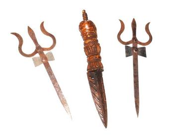 Phurba sculpté à la main en os avec deux Trisul, tête de