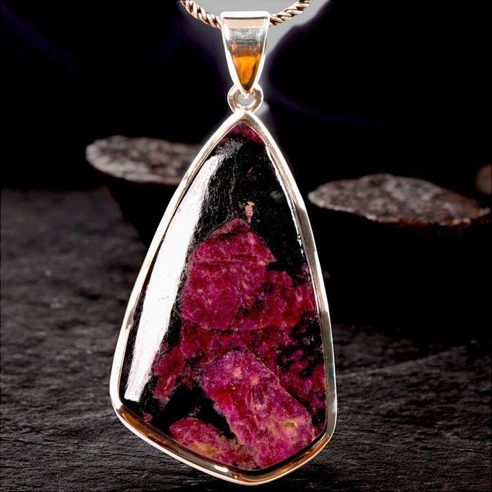 Robijn in zwarte schalie matrix - Goudmijnen van Karnataka,, Antiek en Kunst, Curiosa en Brocante