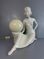 Lamp - Elegante Art Deco Lamp: Imposante Dame met Glazen Bol