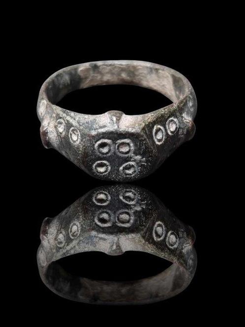 Viking periode Stunning & Rare Bronze Ring  (Zonder, Antiek en Kunst, Antiek | Overige Antiek
