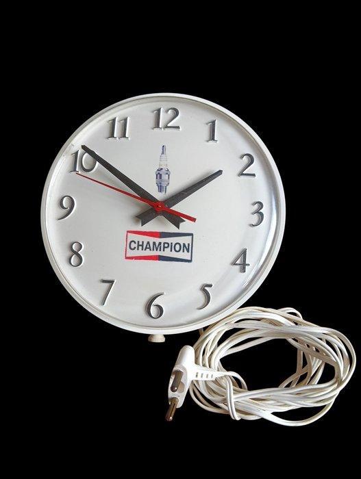 Klok - Champion - Plastic - 1960-1970 - Horloge publicitaire, Antiek en Kunst, Antiek | Wandborden en Tegels