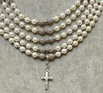 Moeder van witte parels met een katholiek kruis, gemaakt van