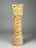 Kine-vormige bamboe bloemvaas door Kazuma Chikuyu - Bamboe -