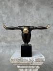 Bronzen beeld van een Olympische zwemmer Donker brons met