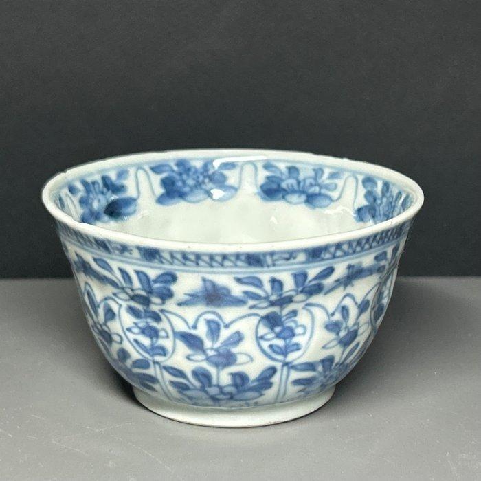 NO RESERVE - Een paar Chinese blauw-witte gegoten kopjes en, Antiquités & Art, Antiquités | Autres Antiquités