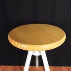 Kruk - Gepoederd metaal met blank houten zitting - Op hoogte