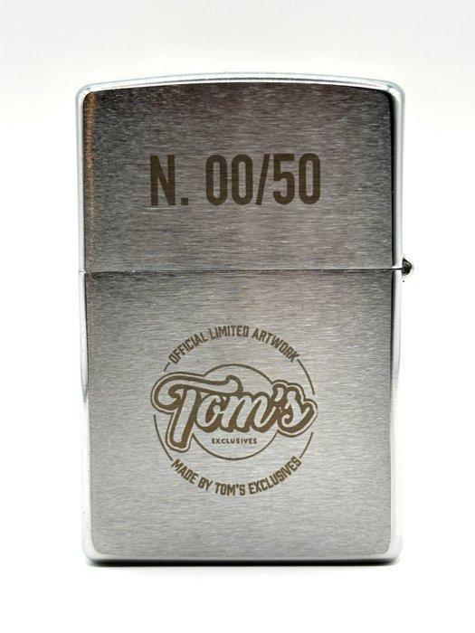 Zippo - Toms Phobia vol. 3 original Zippo solid copper, Verzamelen, Rookartikelen, Aanstekers en Luciferdoosjes