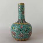 Un petit vase globulaire chinois en famille-rose, portant