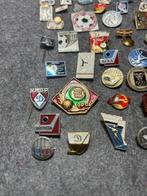 Collection thématique - 66 pièces de broches et insignes, Nieuw