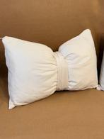 Coussins élégants en forme de nœud en velours blanc crème