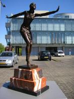 Statue, Groot en zeer exclusief bronzen beeld op zeer, Antiquités & Art