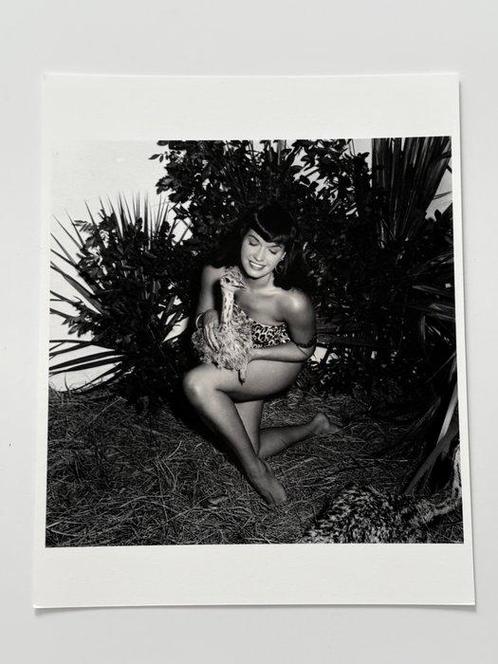 Bunny Yeager (1929-2014) - Pin-Up Bettie Page in Key, Antiek en Kunst, Kunst | Schilderijen | Modern