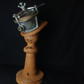 Ancien indicateur de niveau en métal doré – monté sur socle beschikbaar voor biedingen