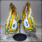 Natuurlijke agaat-schijven in vlindervorm op standaard. Een