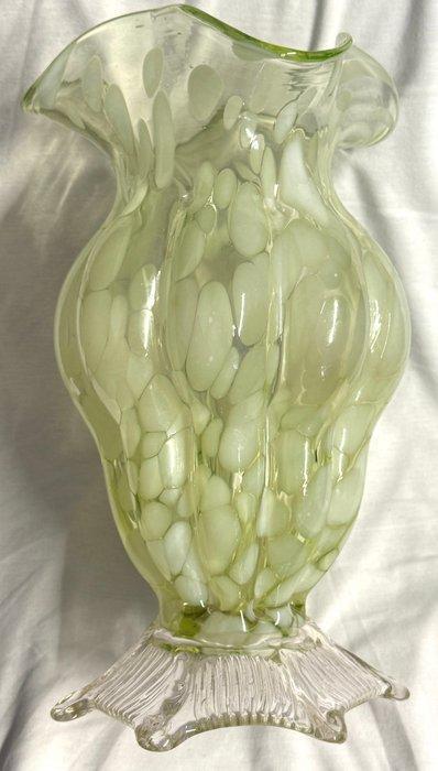 Vaas - Uraniumglas - Boheemse uran glass vaas, Antiek en Kunst, Antiek | Glaswerk en Kristal