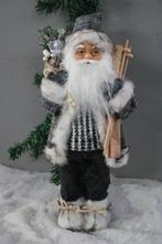 Kerstman in grijze  outfit  met Noorse jas aan. - Figurine, Nieuw