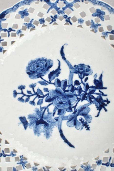 Schotel - A CHINESE BLUE AND WHITE LINGLONG / RETICULATED, Antiek en Kunst, Antiek | Overige Antiek