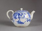 Een grote Chinese blauw-witte theepot met deksel - GEEN, Antiek en Kunst