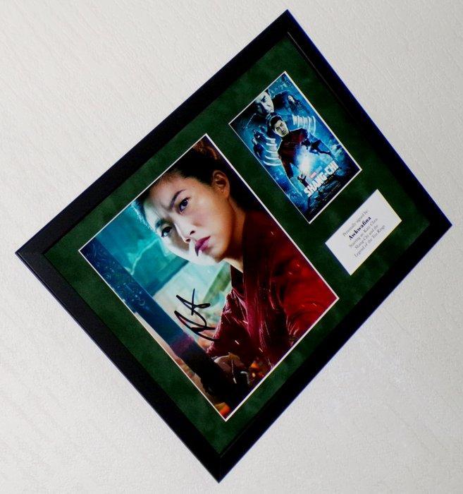 Shang-Chi - Awkwafina (Katy) Framed, signed + Certificate of, Verzamelen, Film en Tv
