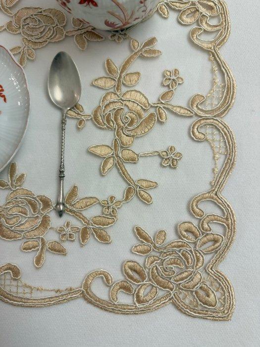 Elegante en koninklijke servetten met gouden draad, Antiek en Kunst, Antiek | Tapijten, Tafelkleden en Textiel