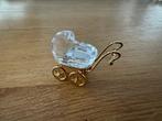 Swarovski - Miniatuur beeldje - Kristallen babypoppenwagen,, Antiek en Kunst
