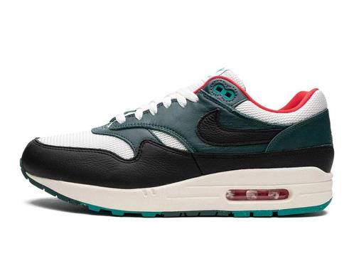 Nike Air Max 1 Lebron James Liverpool F.C. - Maat 42.5 EU, Kleding | Heren, Schoenen, Ophalen of Verzenden
