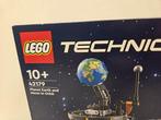 Lego Set - 42179 - Technic - Planeet Aarde en Maan in Orbit, Nieuw