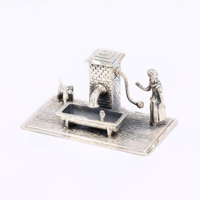 NO RESERVE - C&A Lesener - Vrouw bij waterpomp - Figurine -, Antiek en Kunst, Antiek | Zilver en Goud