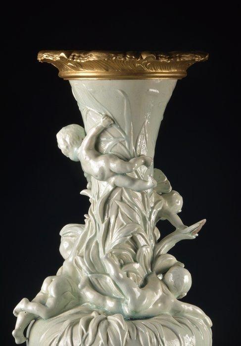 Vaas in fijn geglazuurd aardewerk met vergulde bronzen, Antiek en Kunst, Antiek | Meubels | Stoelen en Sofa's