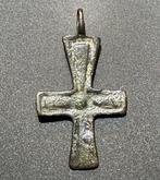 Viking periode Brons Kruis met een abstracte afbeelding van, Antiek en Kunst