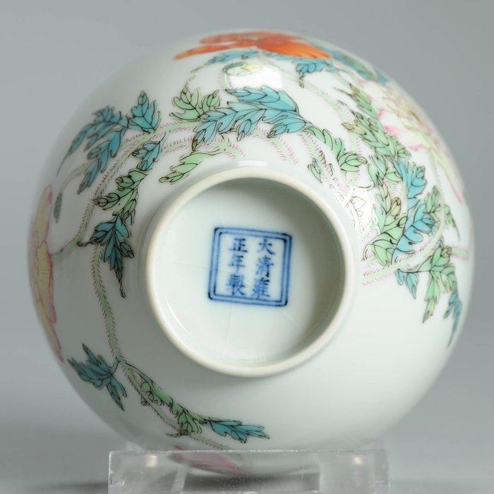 Kom - A fine Chinese famille rose bowl with floral design,, Antiek en Kunst, Antiek | Overige Antiek
