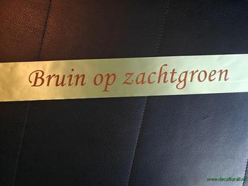 Zachtgroen lint 45 mm met bruin opdruk +/- 50cm. - eigen