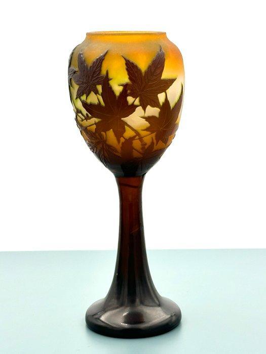 Emile Gallé - Vaas - Vaas met hak met esdoornbladeren, ca., Antiek en Kunst, Antiek | Glaswerk en Kristal