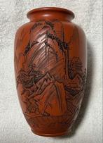 Vaas - Tokoname Ware rode klei gesneden landschap vaas door