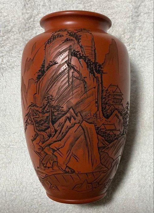 Vaas - Tokoname Ware rode klei gesneden landschap vaas door, Antiquités & Art, Antiquités | Autres Antiquités