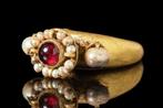 Byzantijns Gouden ring met granaat en parels - Prachtig!
