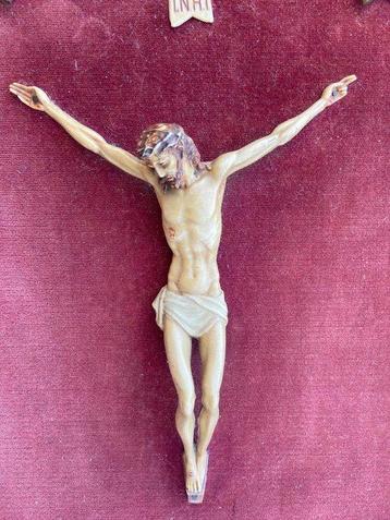 Kruisbeeld met bronzen lijst, gegoten wasdecoratie, totale