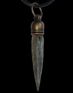 Scythe Montre en bronze en forme de pointe de flèche. En