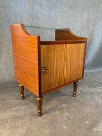 Kabinet - Hout - Houten nachtkastje / nachtkastje met glazen