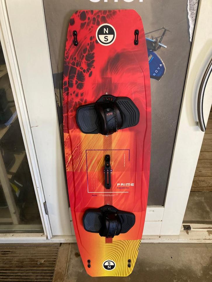 2025 North Prime TT Board 144x43cm Flex TT Bindings S/M, Watersport en Boten, Kitesurfen, Binding, Gebruikt